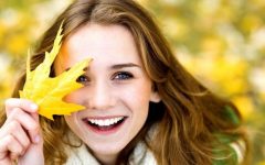 девушка улыбается