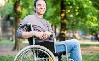 Мужчина в инвалидной коляске
