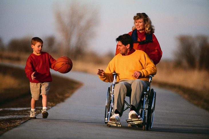 Инвалид с семьей