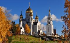 храм осенью