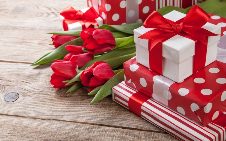 Букет цветов с подарками