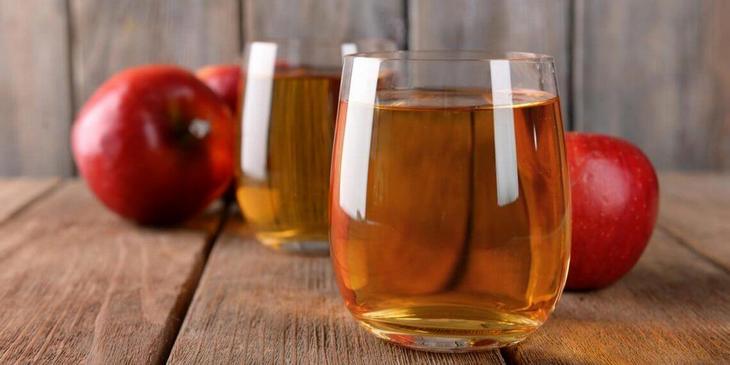 Сок в стаканах и яблоки