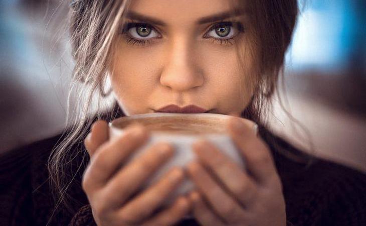 девушка и кофе