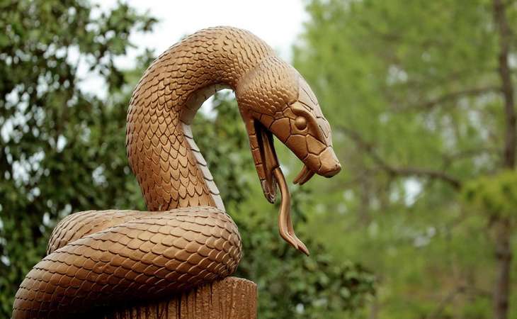 статуя змеи