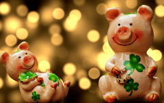 две игрушечных свиньи