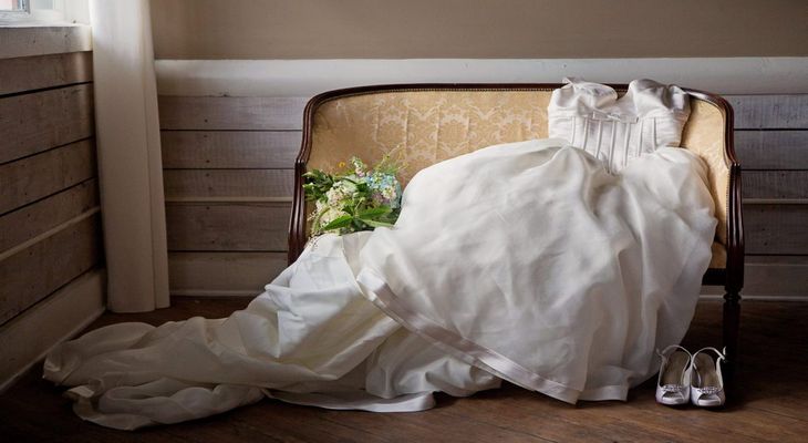 Свадебное платье на софе