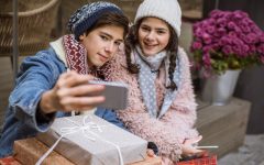 Подростки с подарками